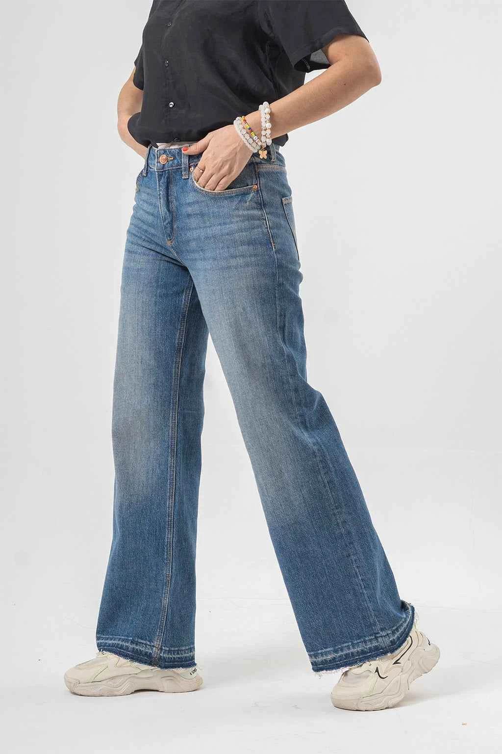 Light Wash Wide Leg Jeans - Effortless Denim Flare Style